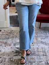 Load image into Gallery viewer, STRIVING CROPPED SLIM STRAIGHT DENIM
