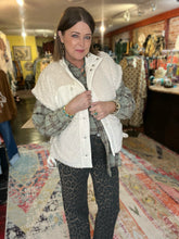 Load image into Gallery viewer, CREAM MINKY VEST
