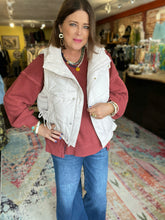 Load image into Gallery viewer, CREAM QUILTED VEST
