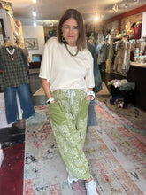 Load image into Gallery viewer, MATCHA BANDANA PRINT PANTS
