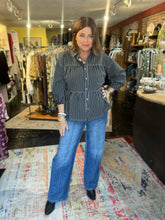 Load image into Gallery viewer, BLACK SEAR SUCKER BLOUSE
