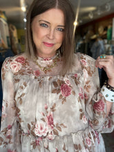 Load image into Gallery viewer, VINTAGE CHAMPAGNE FLORAL TOP
