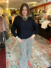 Load image into Gallery viewer, BLACK CLASSIC SWEATER
