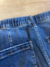 Load image into Gallery viewer, DARK WASH CROPPED BARREL DENIM
