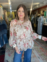 Load image into Gallery viewer, VINTAGE CHAMPAGNE FLORAL TOP
