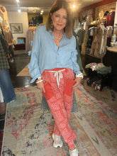 Load image into Gallery viewer, RED/ORANGE BANDANA PRINT PANTS
