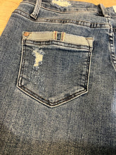 Load image into Gallery viewer, JUDY BLUE DAD JEAN
